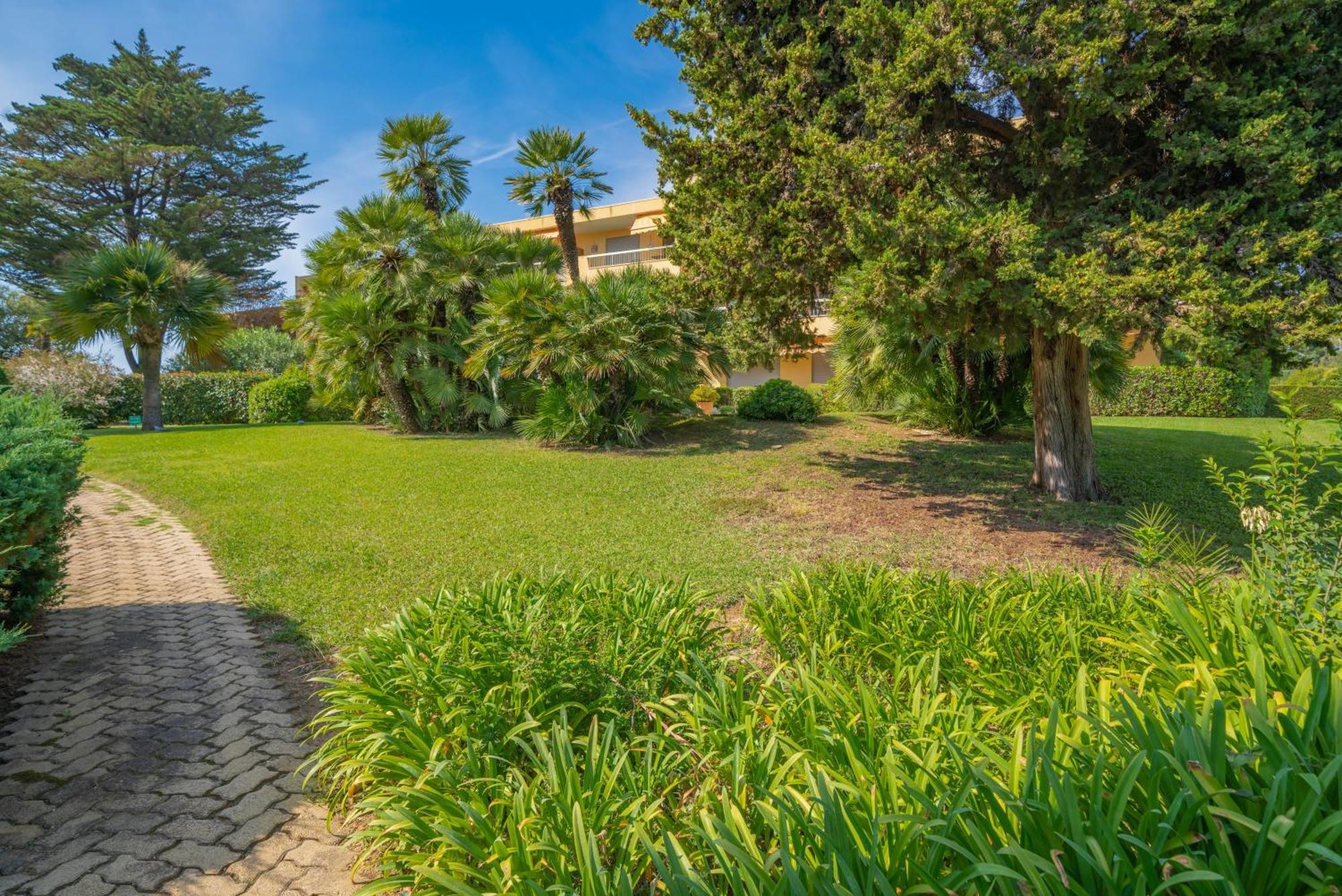 Les 15 Pins & La Mer -Your Green Getaway Near Sea & Beach อองทีบส์ ภายนอก รูปภาพ