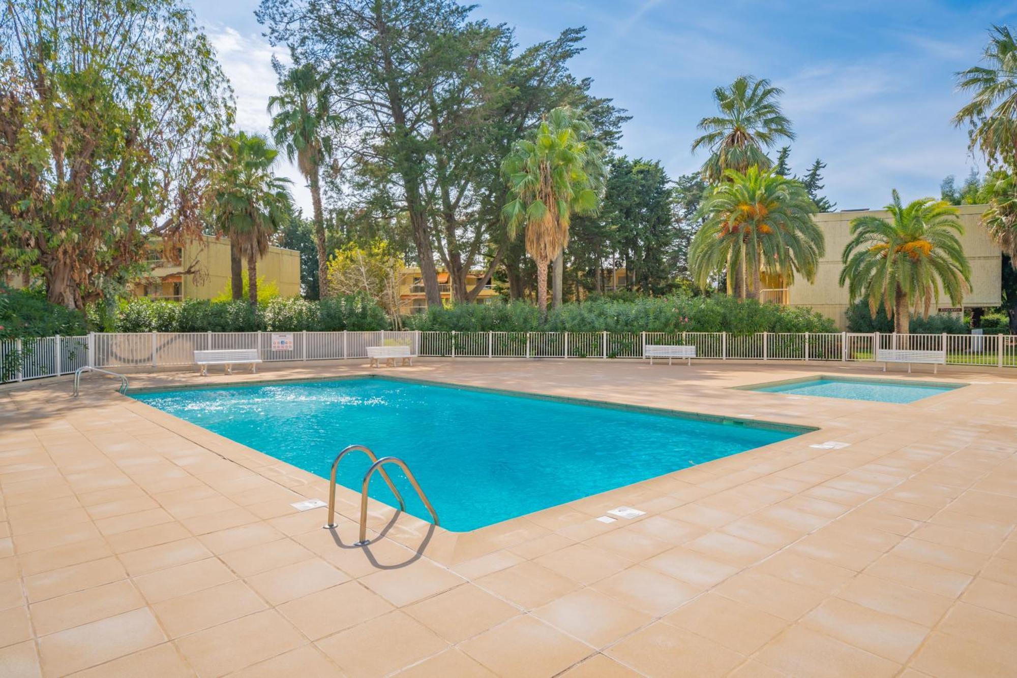 Les 15 Pins & La Mer -Your Green Getaway Near Sea & Beach อองทีบส์ ภายนอก รูปภาพ