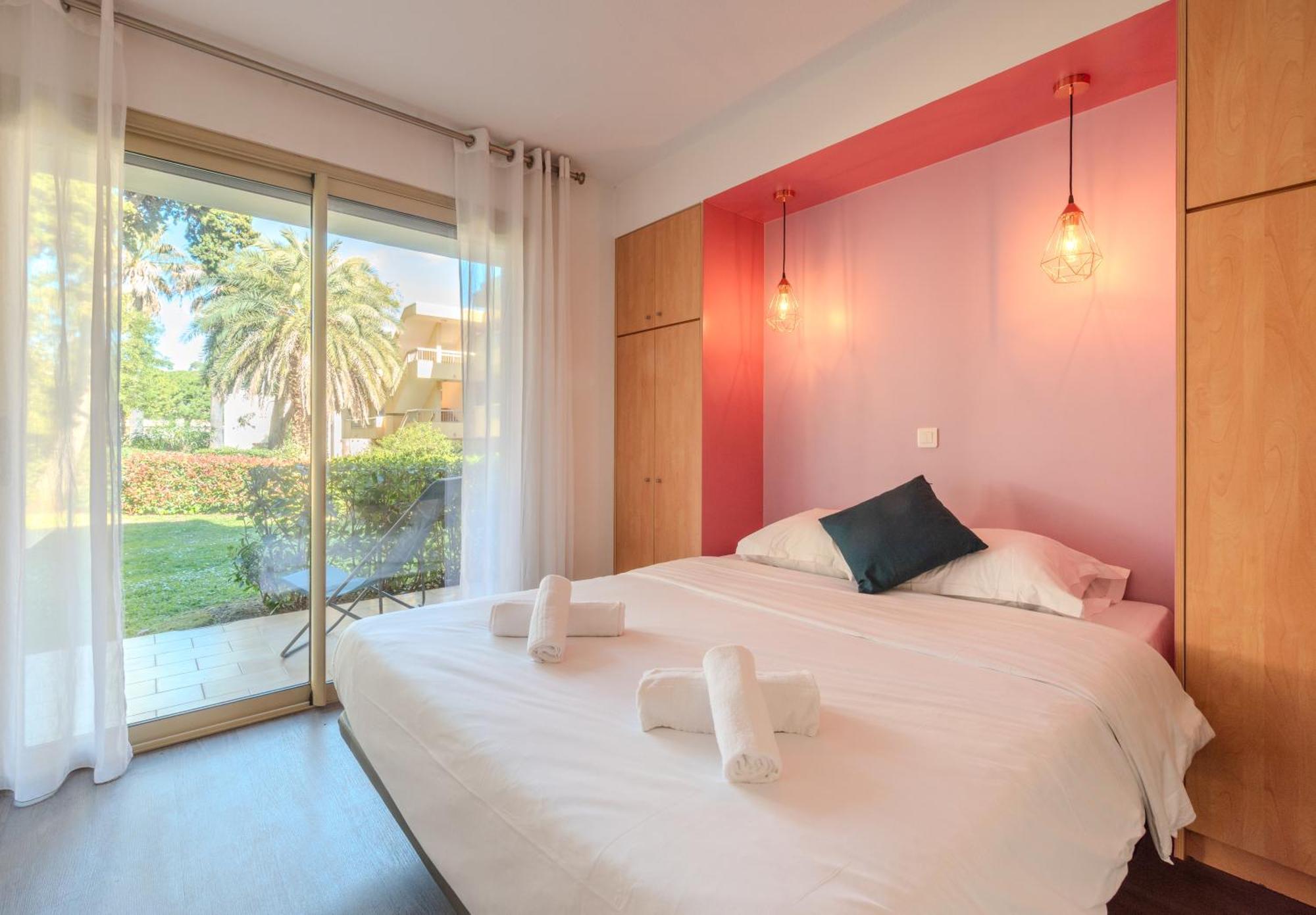 Les 15 Pins & La Mer -Your Green Getaway Near Sea & Beach อองทีบส์ ภายนอก รูปภาพ