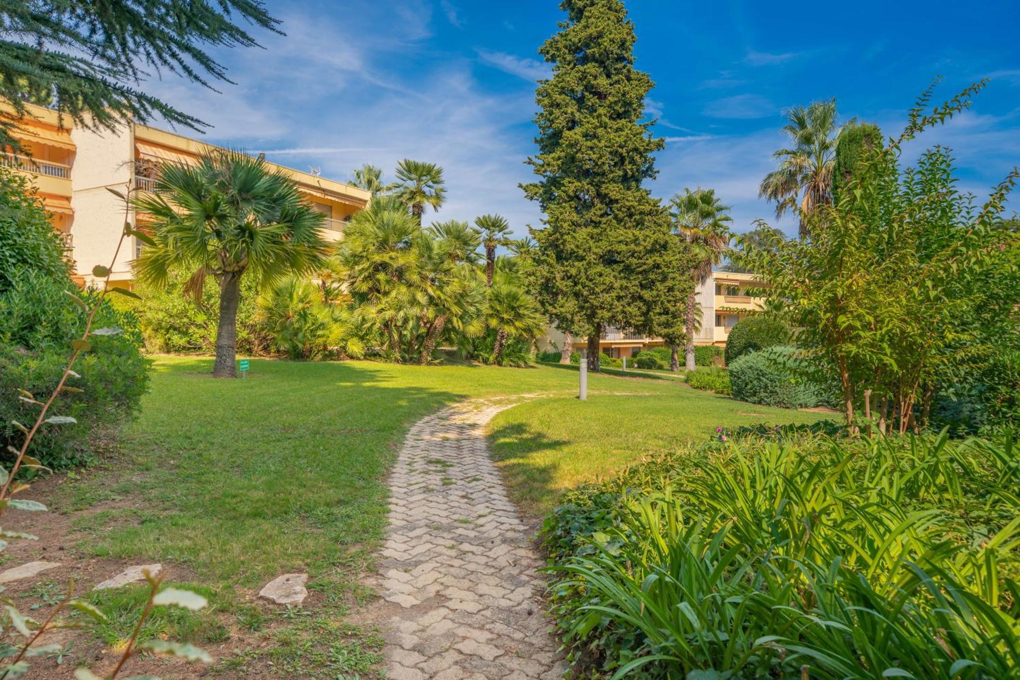 Les 15 Pins & La Mer -Your Green Getaway Near Sea & Beach อองทีบส์ ภายนอก รูปภาพ