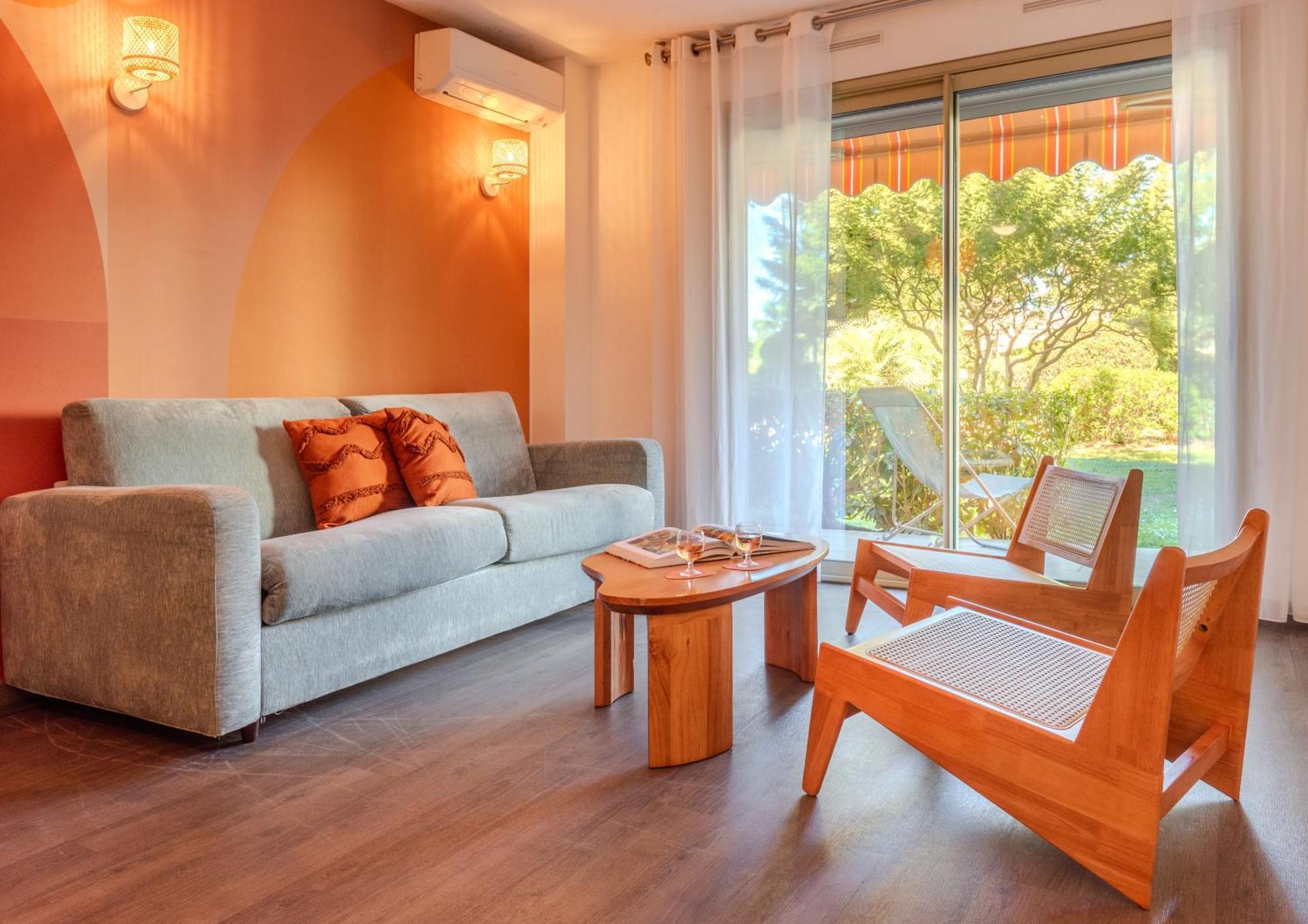 Les 15 Pins & La Mer -Your Green Getaway Near Sea & Beach อองทีบส์ ภายนอก รูปภาพ